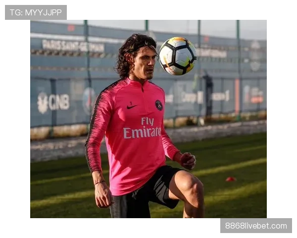 卡瓦尼训练完顺手把蛋白粉当水喝，这自律是真实存在的吗