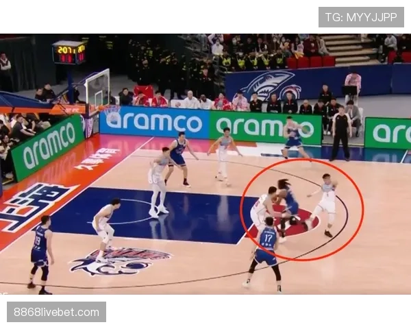 故意踢人犯规的判罚标准为何常引发争议？