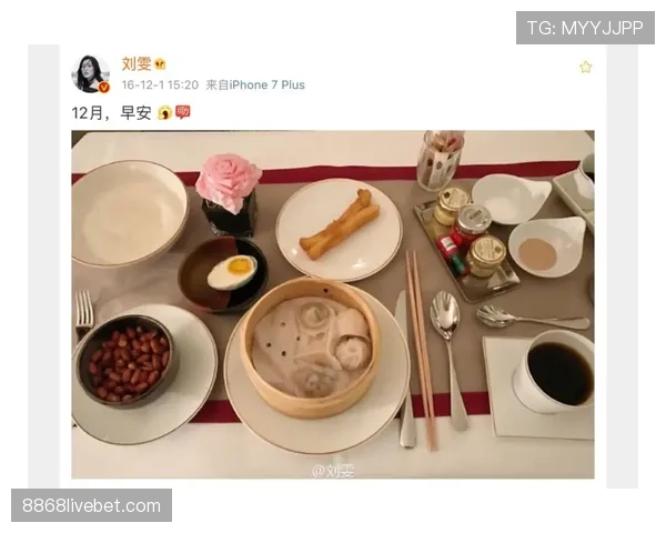 莱万每天凌晨四点喝黑咖啡啃鸡胸肉，老婆说他闻起来像健身房拖把